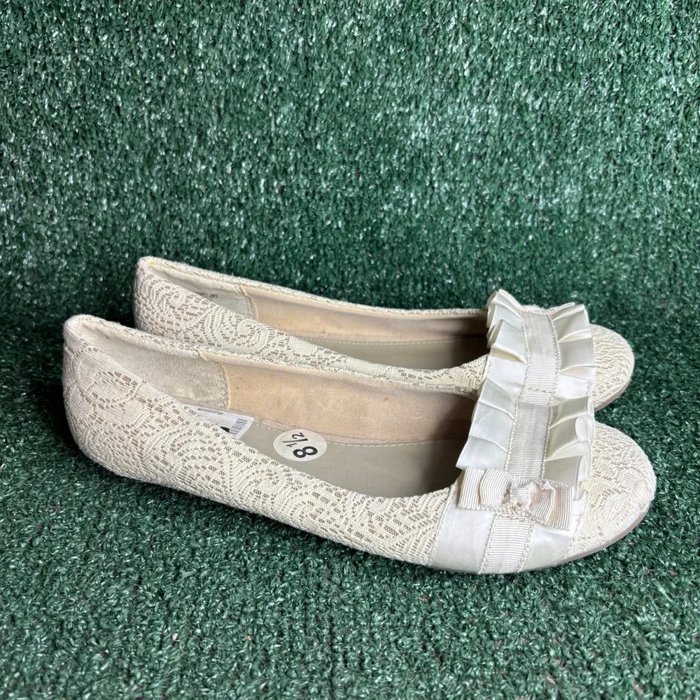 NEW Fergalicious Lace Ruffle Bow Romantic Ballet Flats Cream Ivory Womens Sz 8.5